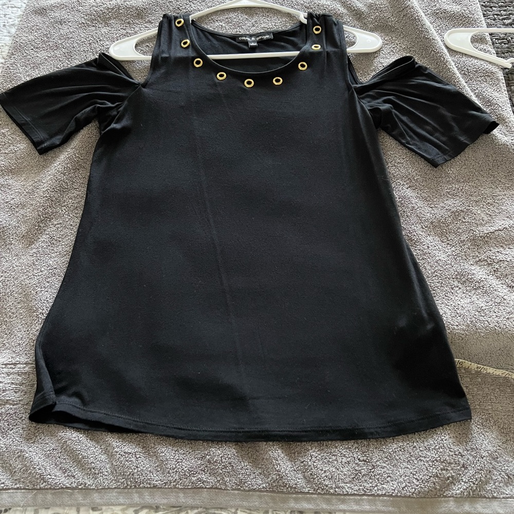Cable & Gauge gold accent “cold shoulder” shirt